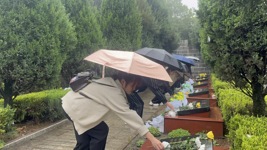 图片[4]-团日活动|校团委开展“缅怀革命先烈，传承革命精神”清明祭英烈活动-南职小窝